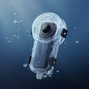 insta360-X5-invisible-dive-case-in-water